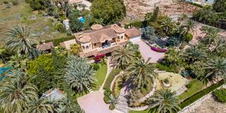 Casa a Carrús Oeste. Bienvenido a esta preciosa propiedad ubicada en un popular barri