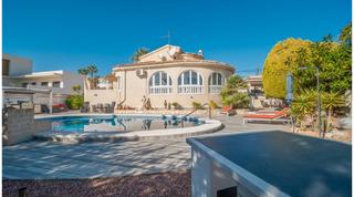 Maison à Rojales. Estamos encantados de ofrecer esta impecable villa independiente