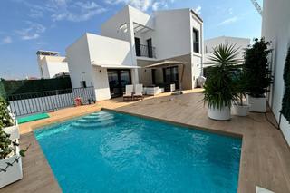 Casa a Rojales. Aquiacute tenemos esta increiacuteble villa en quesada a estrena