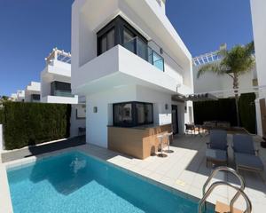 Casa a Rojales. Disfruta de la elegancia contemporaacutenea en esta espectacular