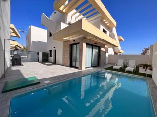 Casa a Montesinos (Los). Esta moderna villa independiente estaacute situada en el encanta