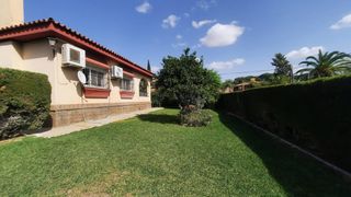 Chalet in Carmona. Chalet independiente en la urbanización de pino grande