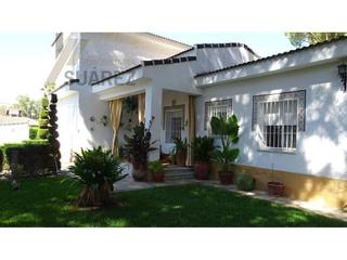 Maison à Carmona. Chalet en venta en pino grande.