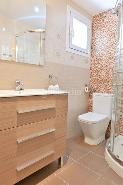 Foto bc7c2b17-a1ef-4701-b0a0-f91f7ee03e88. Casa adossada amb piscina a colores - entreparques Sevilla