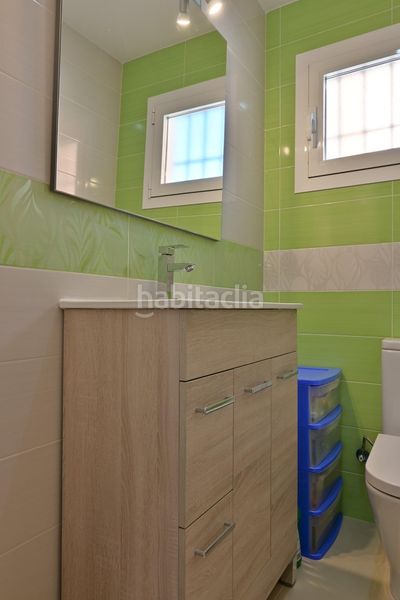 Foto f210f2e4-21e9-4ea7-8fa3-cda482efde2e. Casa adossada amb piscina a colores - entreparques Sevilla