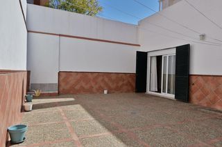 Casa adossada a Colores -  Entreparques. Casa de dos plantas de renta libre en sevilla este zona avenida