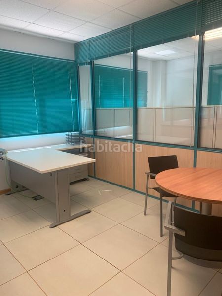 Foto a77edb28-9f0f-414d-a48c-9f54e91501d0. Ufficio con parcheggio in colores - entreparques Sevilla