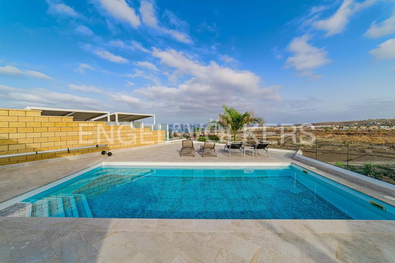 Foto 3d119bc8-2fba-40c4-bf91-e43e984250f3. Casa amb piscina a Playa del Duque Adeje