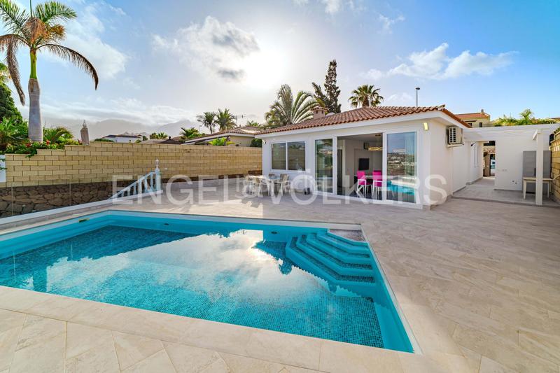 Foto ffedf8ea-0403-4d33-a7f4-ce78393e1dd3. Casa amb piscina a Playa del Duque Adeje