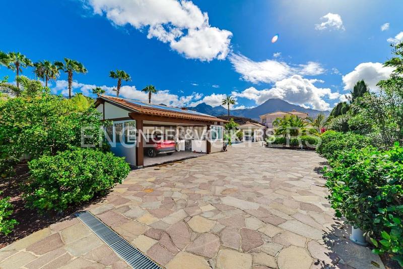 Foto b8adc60e-ecb9-4433-bcc6-cdb9710eeb62. House with parking pool in La Caleta Adeje