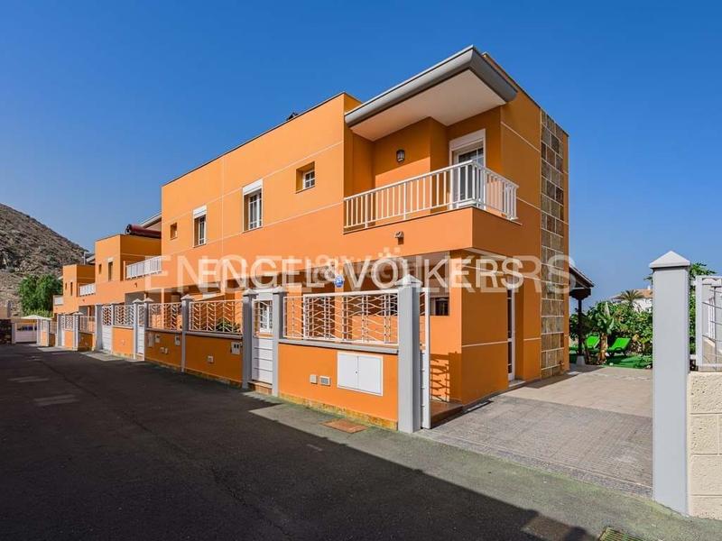 Foto 25621d0e-16b0-4a0a-89d2-5f609103ec19. Casa en Los Cristianos Arona