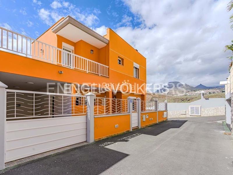 Foto afe9fb70-5d49-414d-b781-164363dff438. Casa con piscina in Los Cristianos Arona