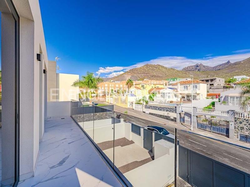 Foto 22acf3c1-6b1e-49e3-80a4-da06f3a7ece5. Casa amb aparcament piscina a Playa Fañabé Alto Adeje