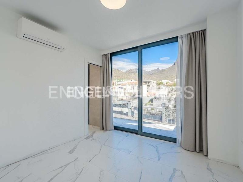 Foto 4e431bd1-4544-4cc3-9b92-86b9895619fd. Casa amb aparcament piscina a Playa Fañabé Alto Adeje