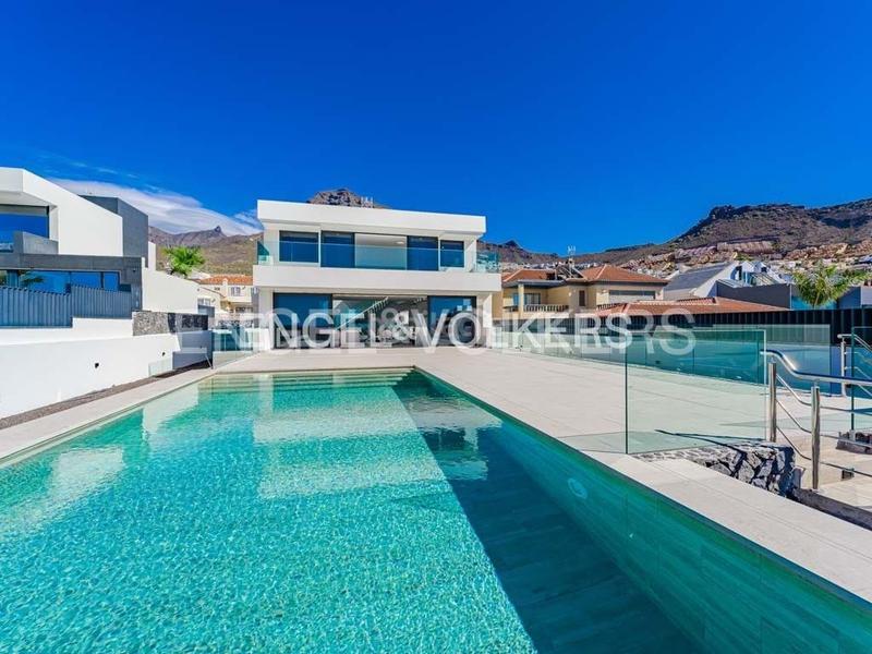 Foto 5672fe4a-8dec-4b2a-a556-7357d2a46799. Casa amb aparcament piscina a Playa Fañabé Alto Adeje