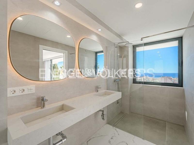 Foto 99778bd2-9b68-4587-8363-62e4e1bc2f89. Casa amb aparcament piscina a Playa Fañabé Alto Adeje