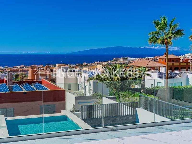 Foto 14cb8159-6e9d-4fdf-a90d-a9a51f880b06. House with parking pool in Playa Fañabé Alto Adeje