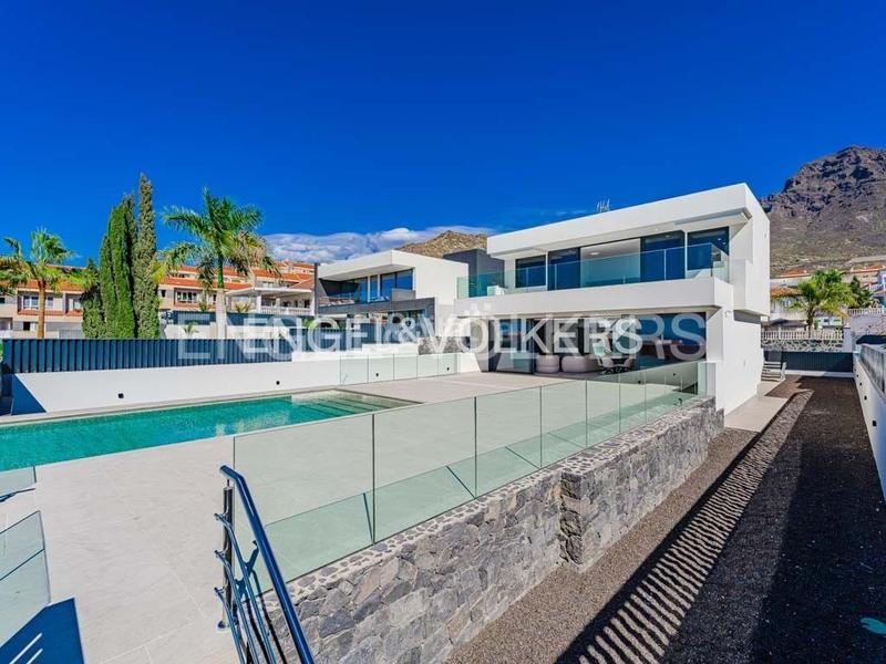 Foto 1be56560-b5bb-4d6c-80d6-28cdc6ed46e8. House with parking pool in Playa Fañabé Alto Adeje