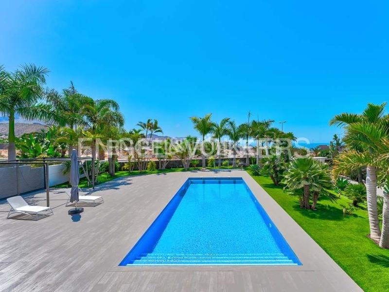 Foto 83839988-b11d-4b39-ad3c-f2c6b29861e8. House with parking pool in La Caleta Adeje