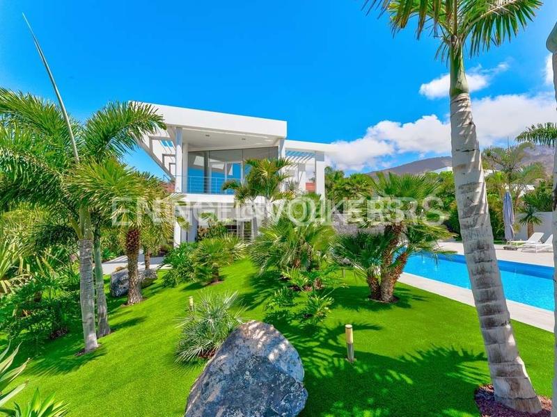 Foto 8fd4923c-7d94-4503-b8f0-1636f9f7b4fe. House with parking pool in La Caleta Adeje