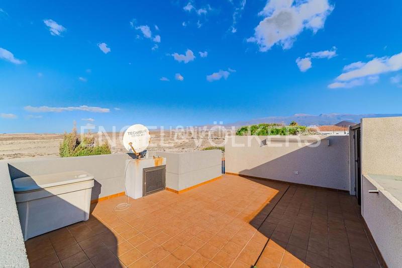 Foto a68e0ed1-7e59-4f29-92e6-efbc3f3cae9c. House with parking in El Médano Granadilla de Abona