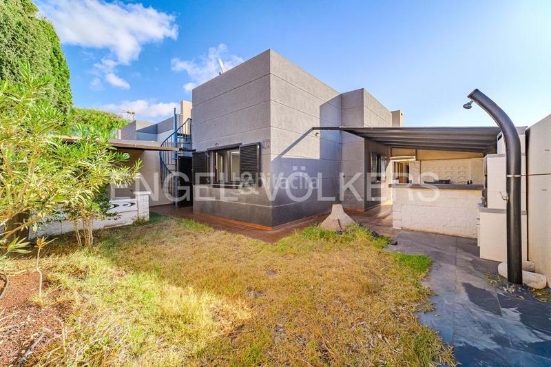 Foto ec6d2b80-810b-4ed1-b75b-cf6290439e57. House with parking in El Médano Granadilla de Abona