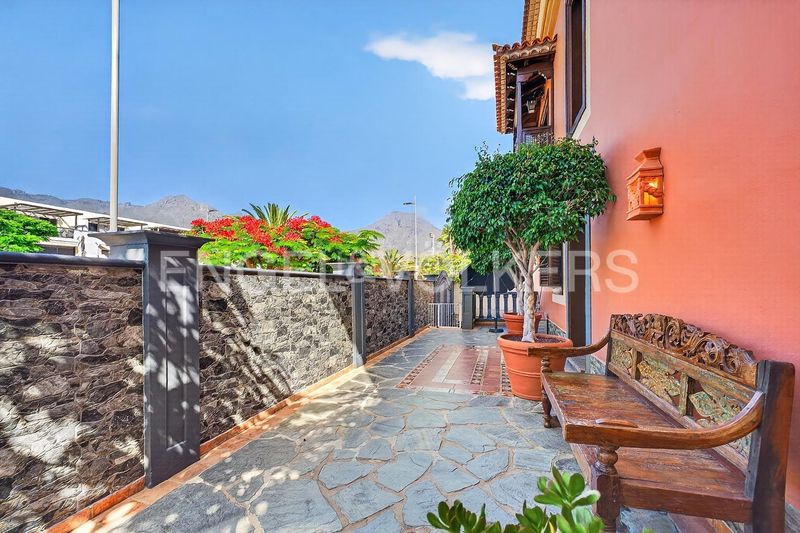 Foto b4ffbfef-0a90-45fb-b66d-493551d1d518. Casa amb aparcament piscina a Casco Urbano Adeje