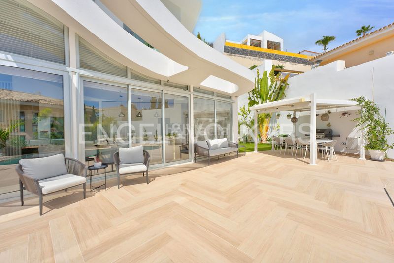 Foto bc970fe8-1388-47c0-bc63-dd1bf4f0fac0. Casa amb aparcament piscina a Torviscas Centro y Alto Adeje