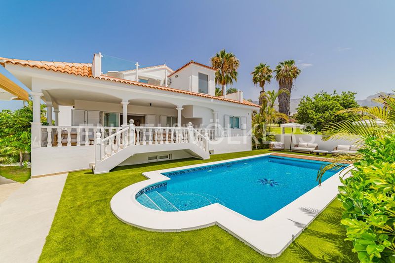 Foto f2881644-f9c3-460c-aacc-219623a1b2f0. Haus mit parking pool in La Caleta Adeje