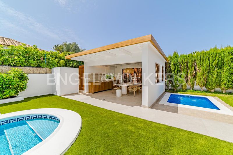 Foto f50ae6b9-d135-47a3-af0e-f55eb18d979f. Haus mit parking pool in La Caleta Adeje