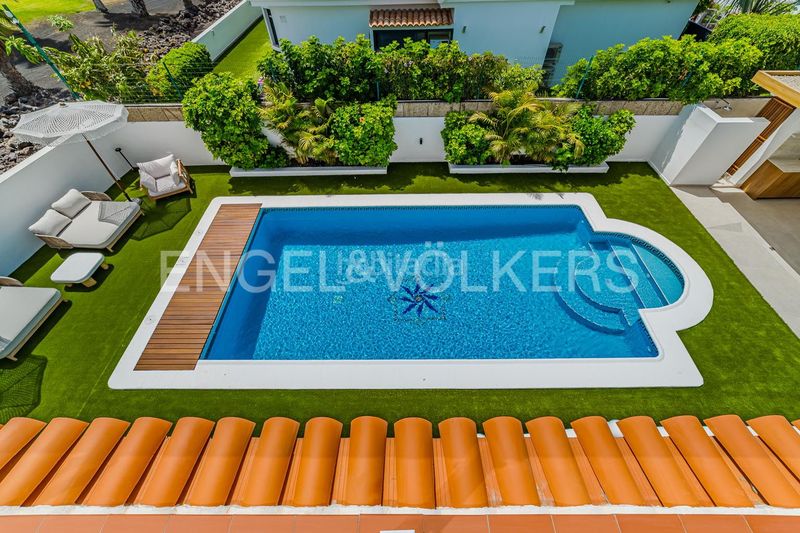 Foto f63d787f-1ba7-4753-bd0f-9b2b9764e433. Haus mit parking pool in La Caleta Adeje