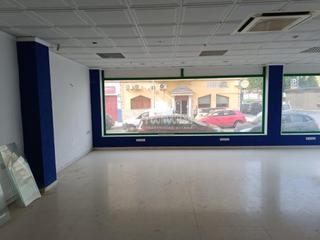 Locale commerciale in Nueva Andalucía. Local comercial en venta en almería