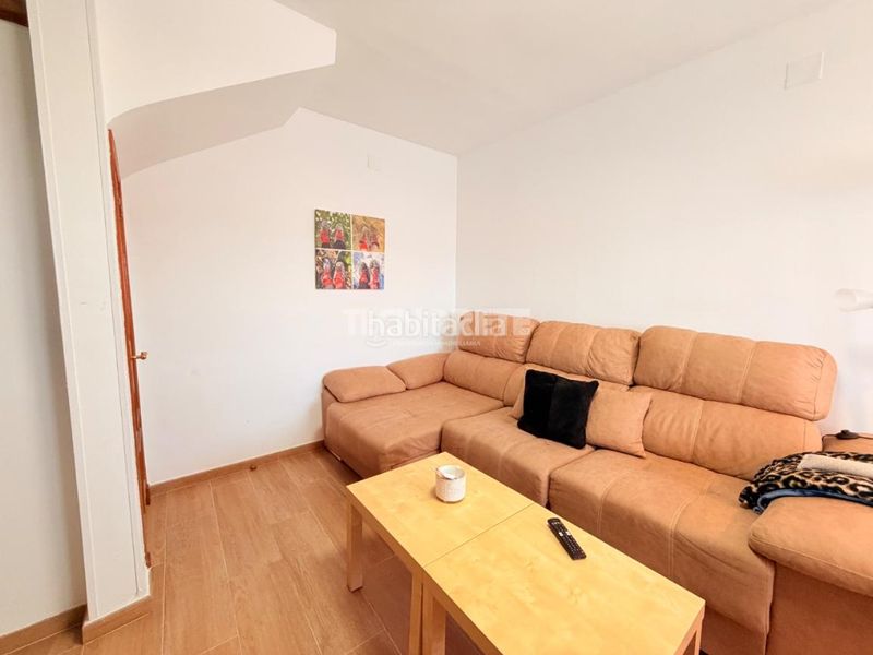 Foto 30f15bfa-4685-4850-b9a6-1b824ab4af9a. Casa aparellada a Oropesa