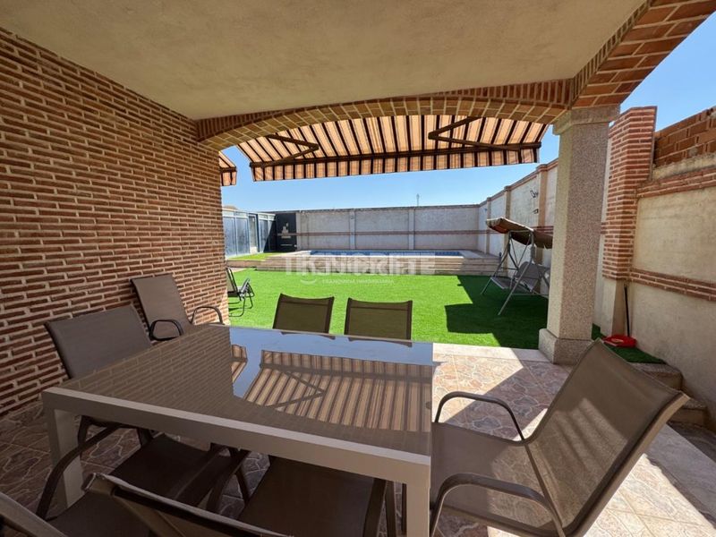 Foto 5b341aa4-fce9-4cfc-9a41-ffa0c3113824. Casa amb calefacció aparcament piscina a Cebolla