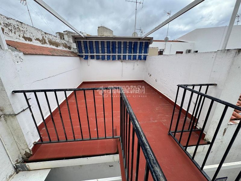 Foto 71bb3174-ce2e-4e36-9d2f-a58fc1e82e34. Casa aparellada amb aparcament a Almendralejo