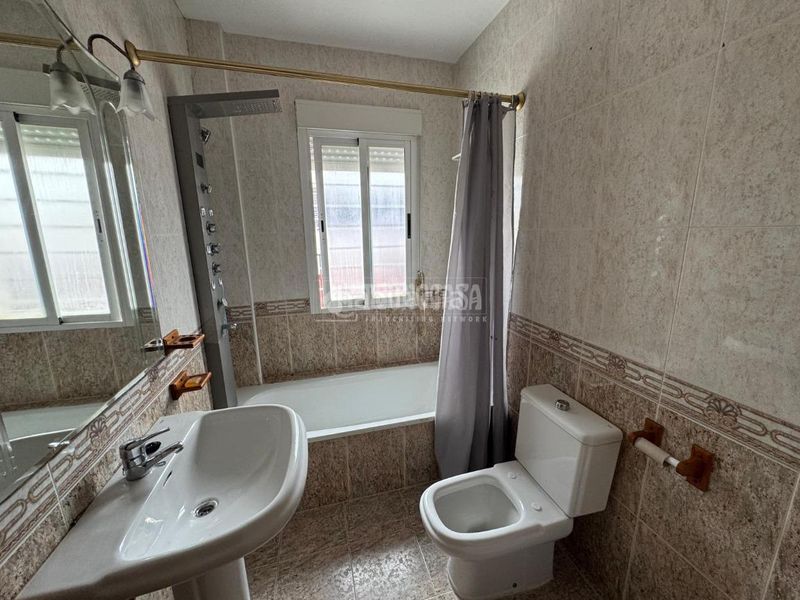 Foto c1efc3d1-c401-4c68-90e1-c391b4dedc24. Casa aparellada amb aparcament a Almendralejo