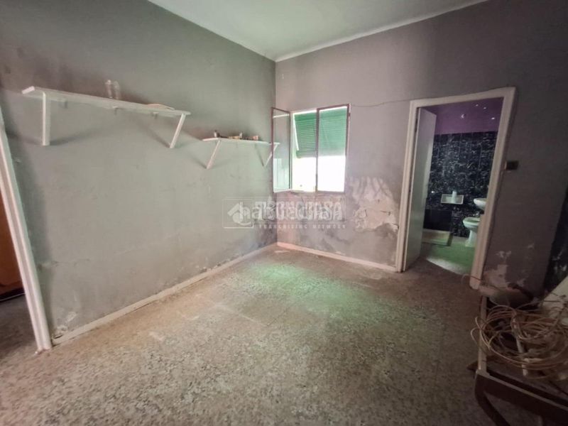 Foto eef37c81-ecd2-4f77-a834-605dc578720f. Casa aparellada a Carolina (La)