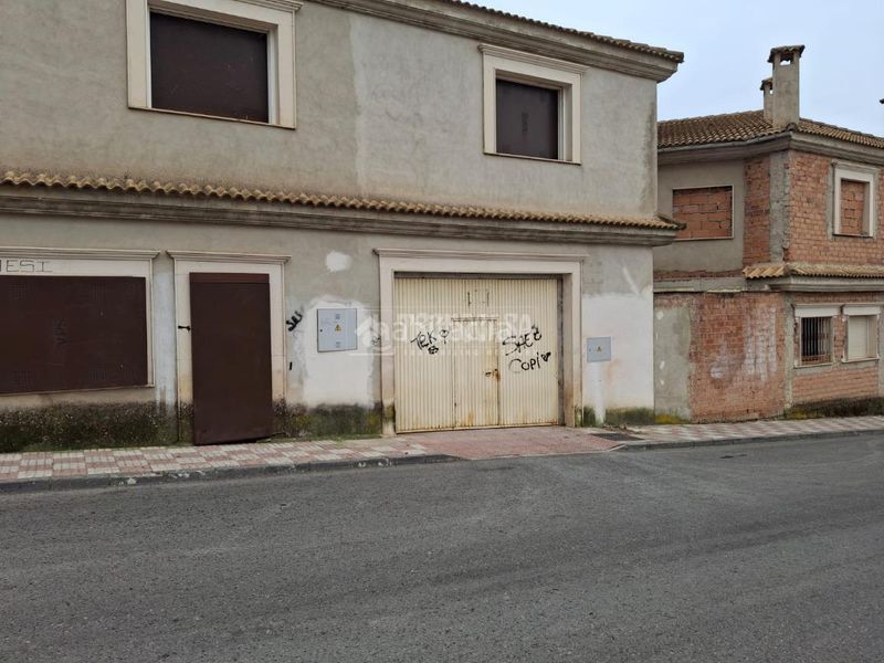 Foto 461cbeb1-a8a8-4dab-8288-f1eb60d511c0. Aparcament cotxe a Carolina (La)