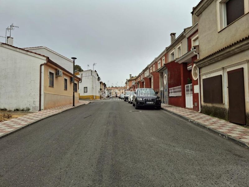 Foto 653b9d9a-e451-4085-987e-685e4a860e83. Aparcament cotxe a Carolina (La)