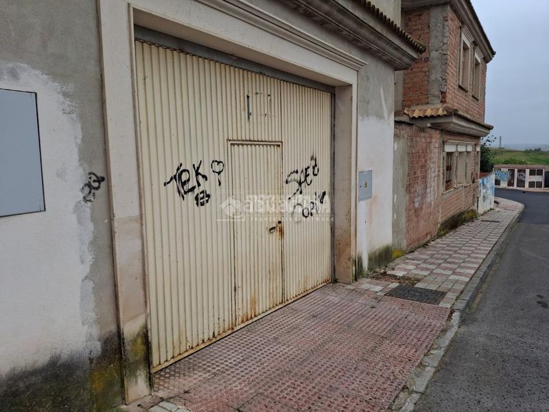 Foto a195fd6e-ff27-4659-9e25-22dbbda3cb34. Aparcament cotxe a Carolina (La)