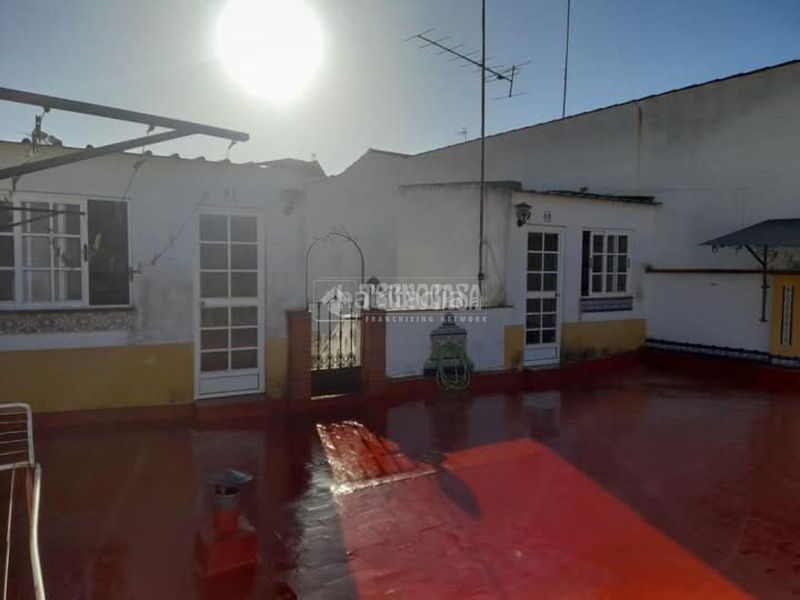 Foto 4bc1ca1f-9f01-4d72-b4ad-d0372d8689d7. Casa aparellada amb aparcament a Almendralejo