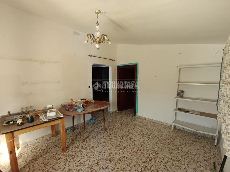 Foto 4ab45d04-12a9-4401-badf-20dbf14dae3f. Casa aparellada a Carolina (La)
