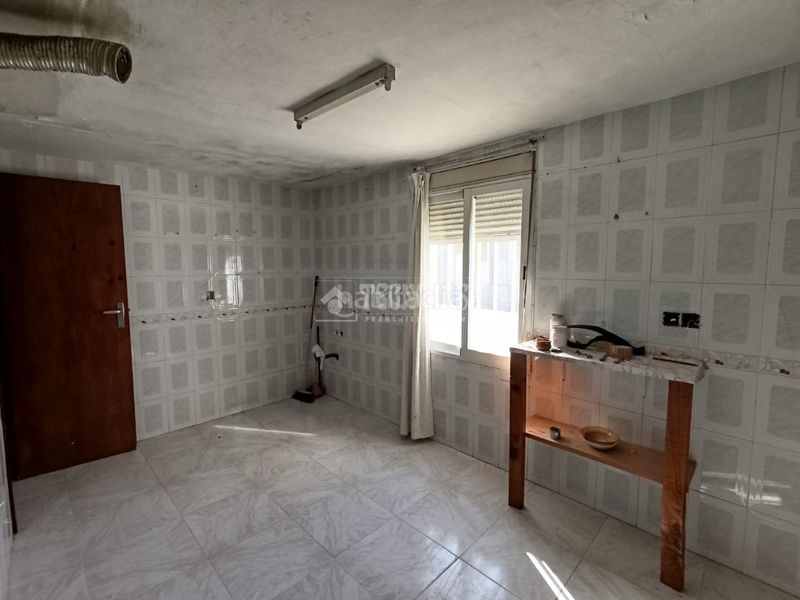 Foto e6b0d83a-d69a-4773-aab3-71ac61aff2c5. Casa aparellada a Carolina (La)
