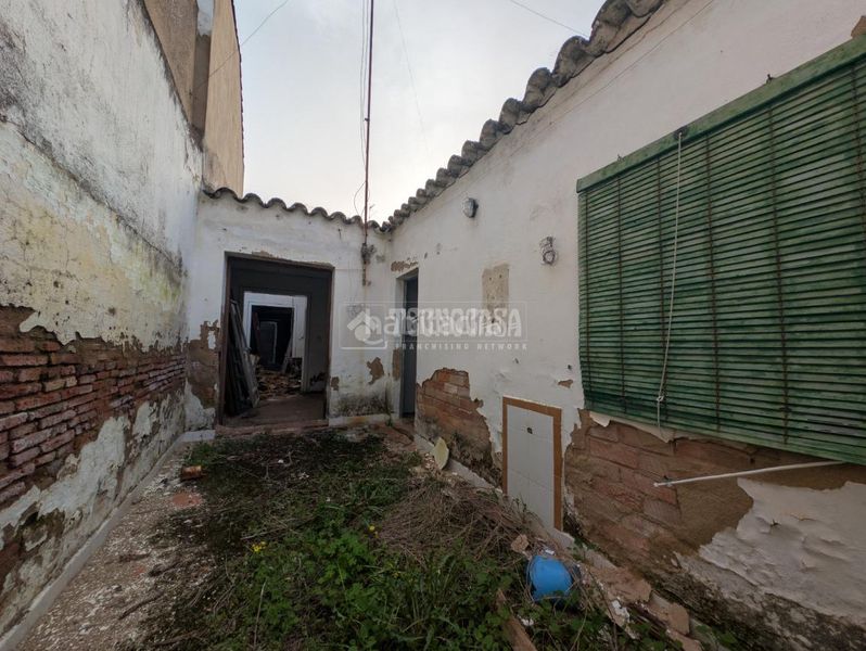 Foto 0ef8631f-35ac-4cae-beb1-06da420cb829. Casa aparellada a Almendralejo