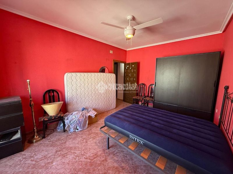 Foto f69eaf2b-0ff2-4cda-85a6-1e9a162cd919. Casa aparellada a Carolina (La)