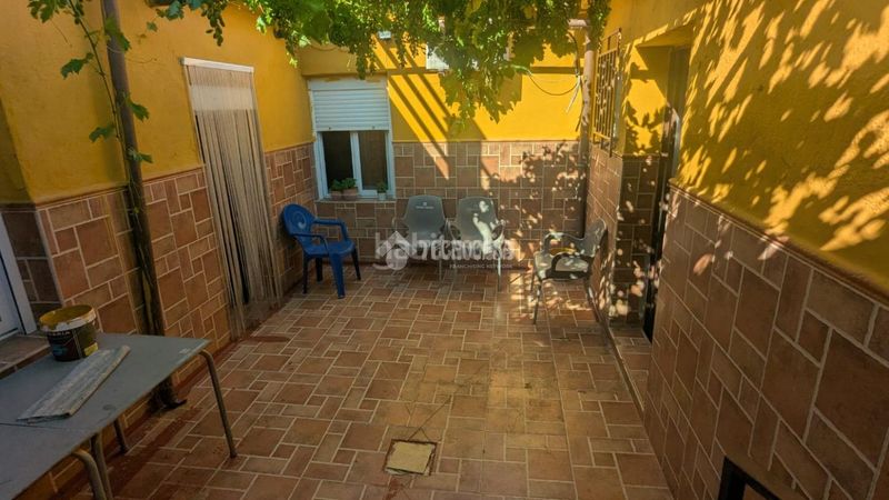 Foto 56fc3dd5-c423-46e1-9caf-0d4f1028b310. Casa aparellada a Carolina (La)