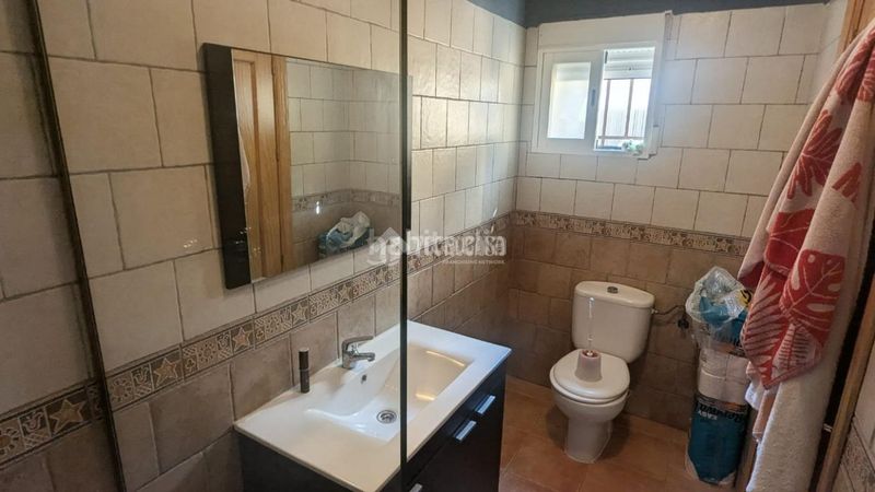 Foto a57fdc02-7d4d-4a79-89b8-2d99e162ca5a. Casa aparellada a Carolina (La)