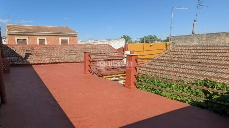 Foto a8ec91d6-e332-43ff-b162-9f257d6639dd. Casa aparellada a Carolina (La)