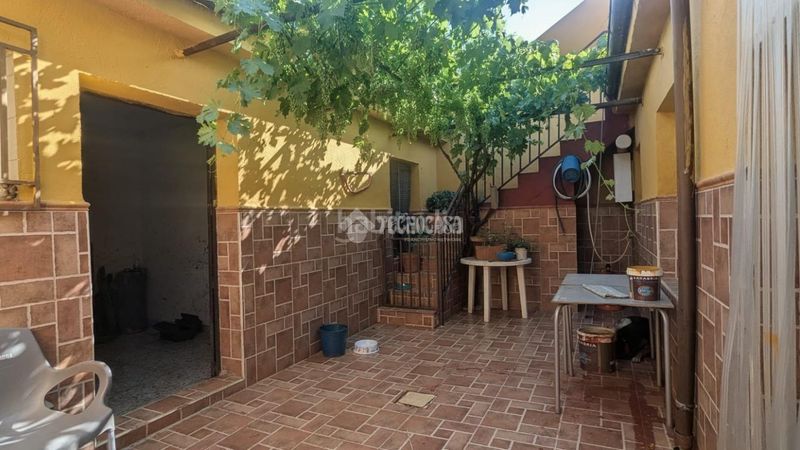Foto c2e1e5d6-3d81-408e-b4d5-704336033e84. Casa aparellada a Carolina (La)