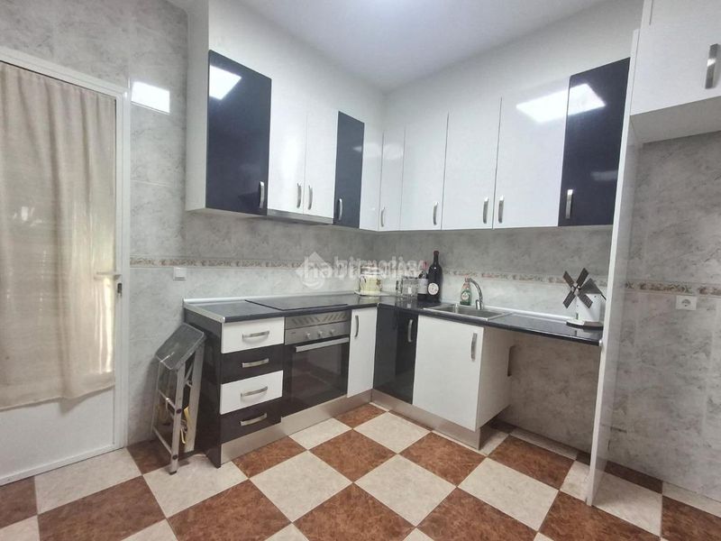 Foto cdd542e7-27ed-4a9e-bd2f-38f9d5df4a7b. Casa aparellada a Vilches